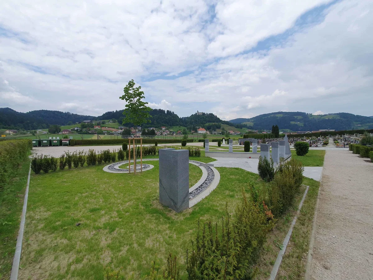 Novost v Slovenj Gradcu: Pogreb z raztrosom pepela