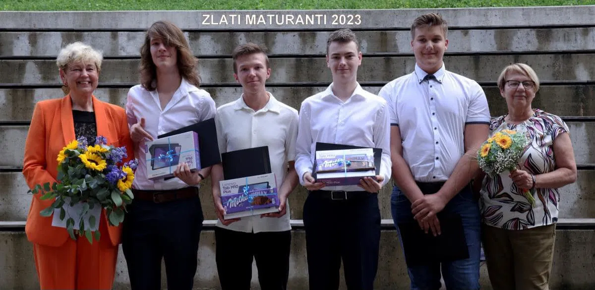 Potekala je podelitev maturitetnih spričeval na Srednji šoli Ravne