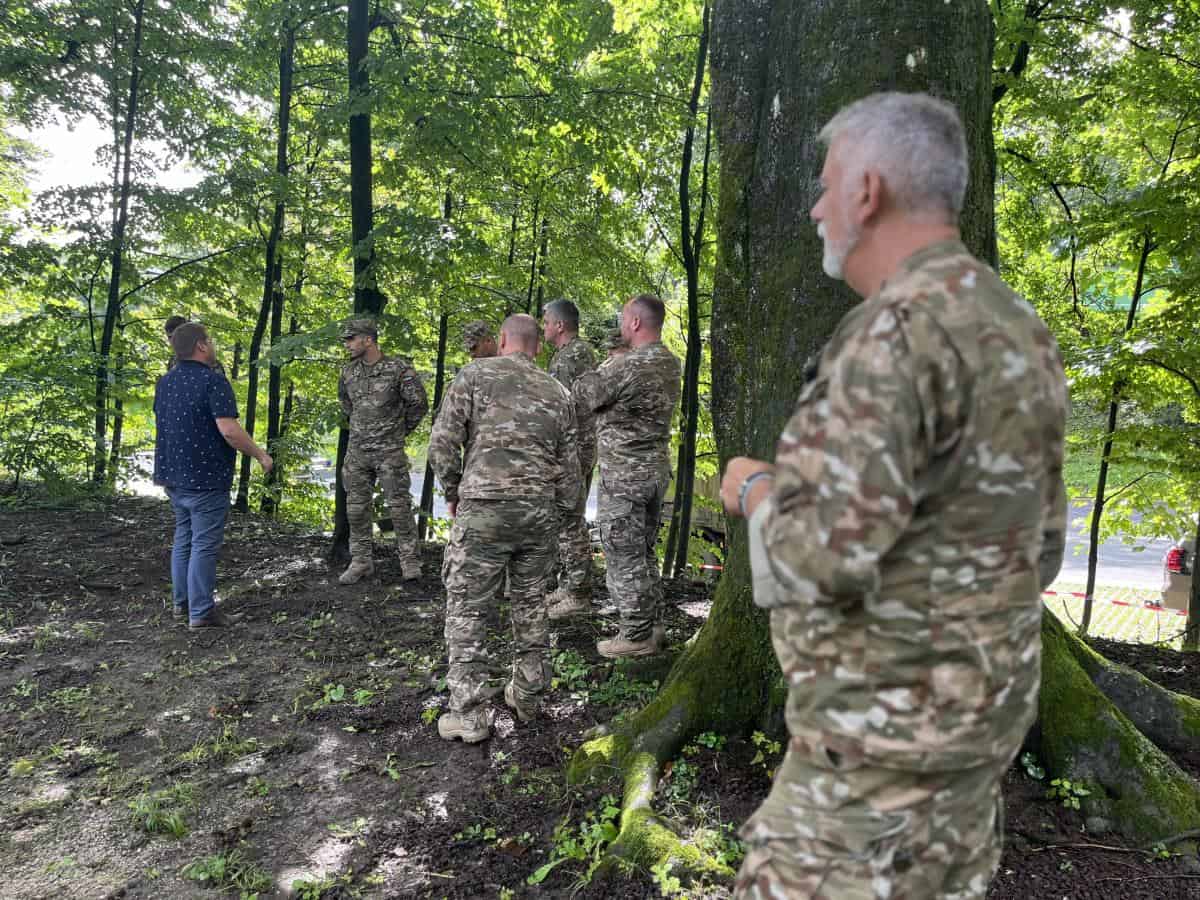 FOTO: Slovenska vojska pomaga pri čiščenju Grajskega parka po neurju
