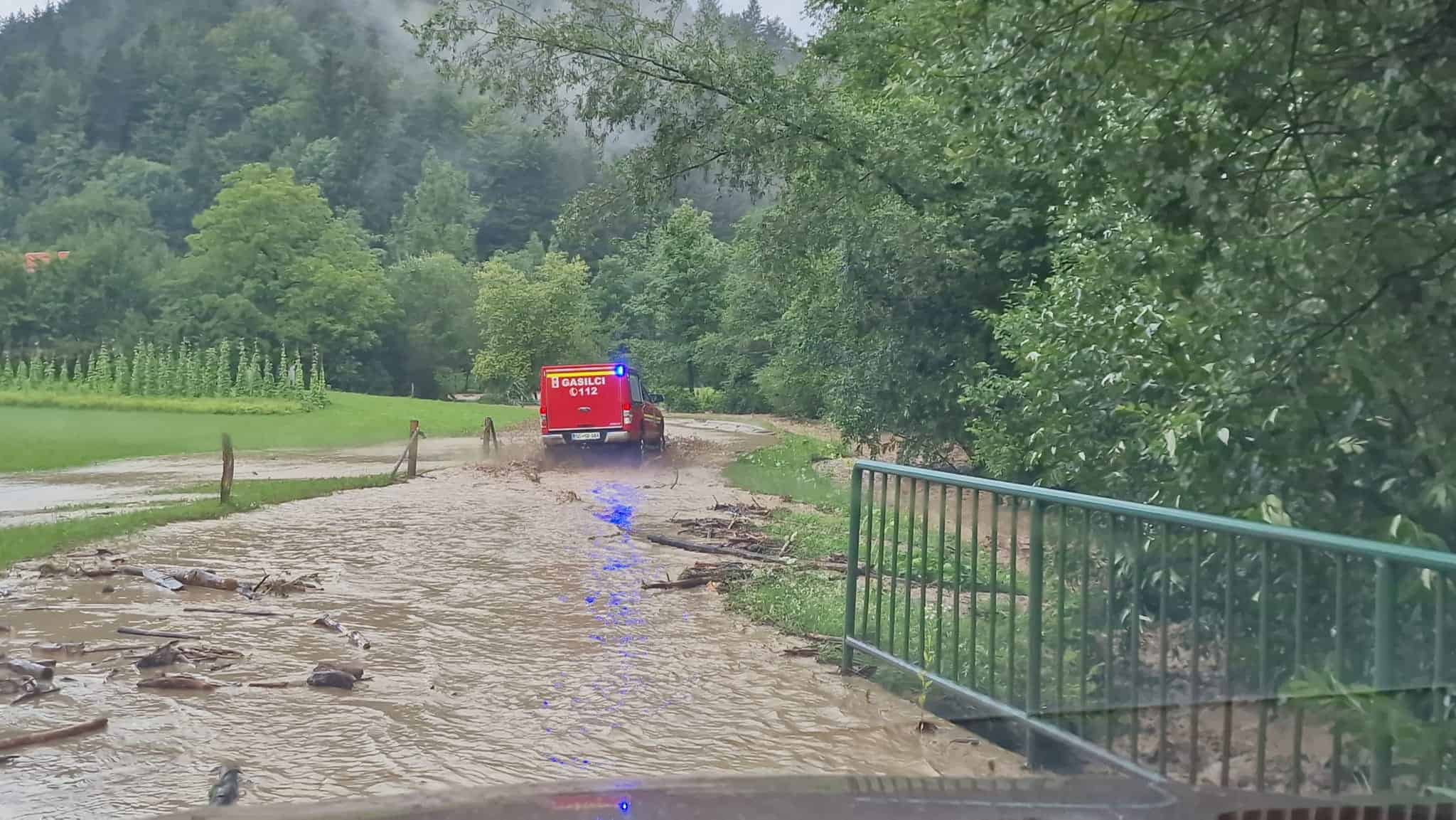 Od ponedeljka zvečer zabeležila 1979 dogodkov zaradi neurij, posredovalo 451 gasilcev in tudi vojska