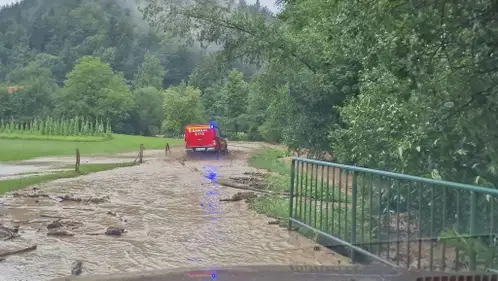 Od ponedeljka zvečer zabeležila 1979 dogodkov zaradi neurij, posredovalo 451 gasilcev in tudi vojska