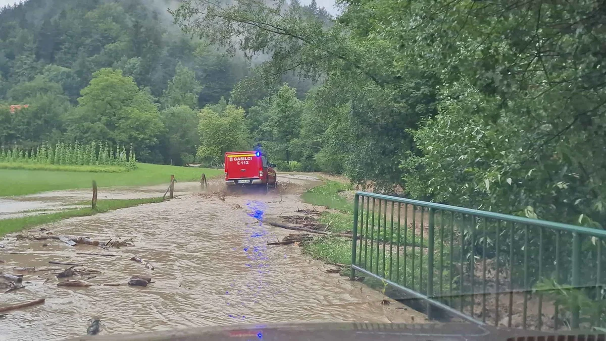 Od ponedeljka zvečer zabeležila 1979 dogodkov zaradi neurij, posredovalo 451 gasilcev in tudi vojska