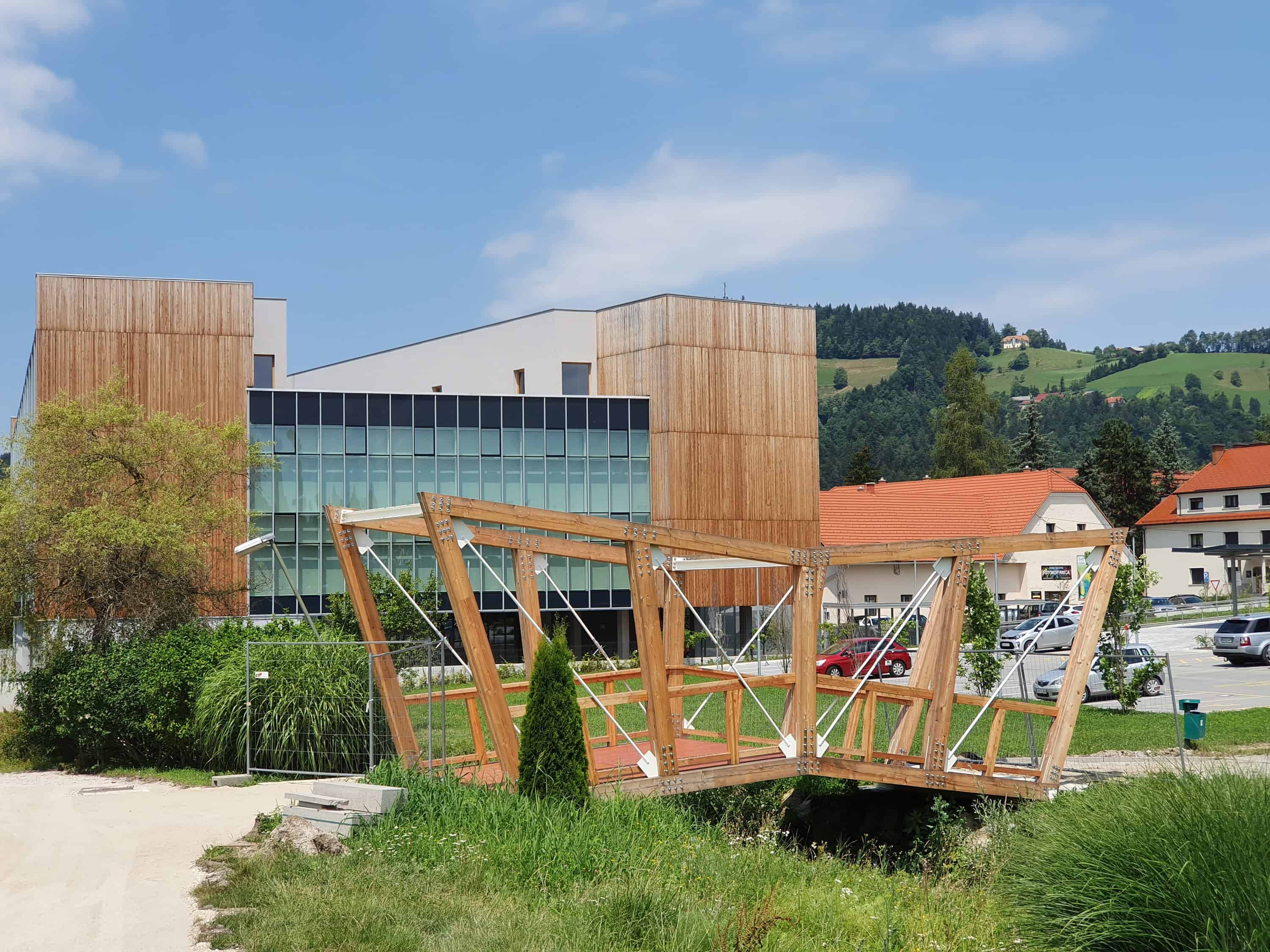 FOTO: V Slovenj Gradcu čez Mislinjo dva nova kolesarska mostova