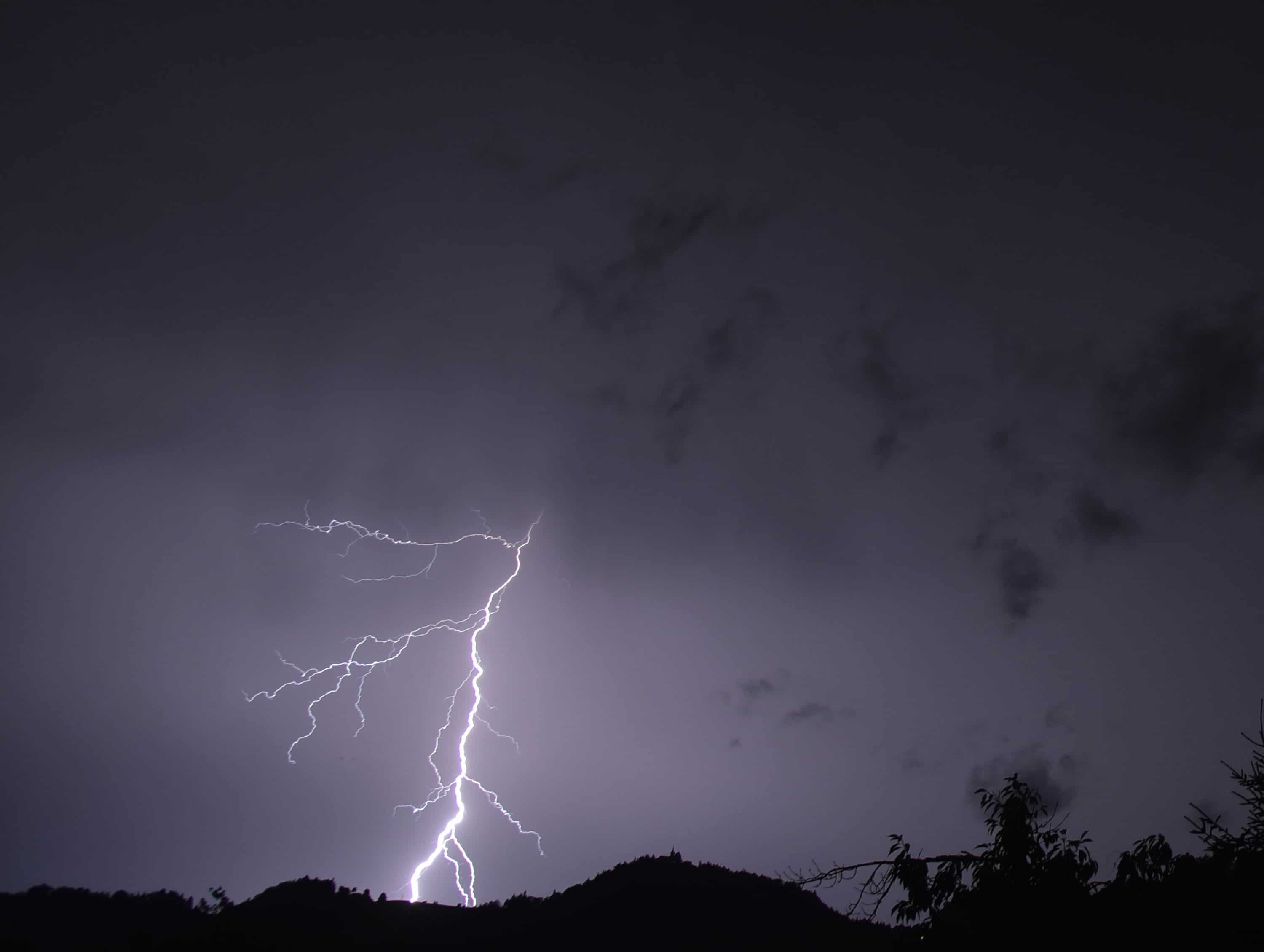 Popoldne in zvečer lahko znova pričakujemo močnejše nalive