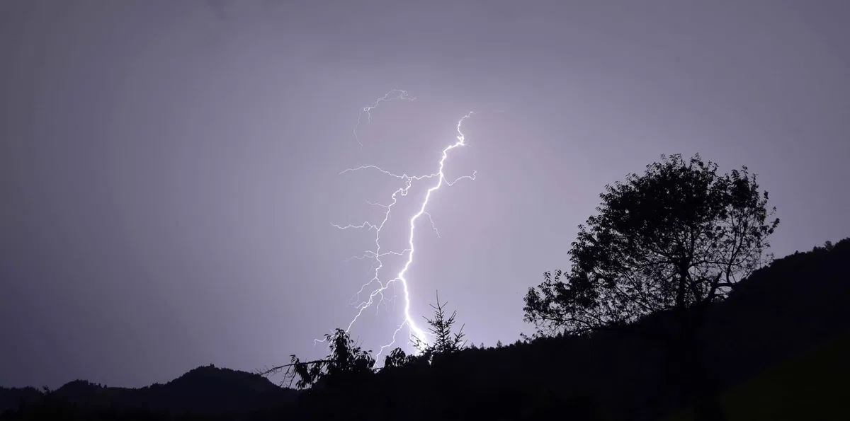 Danes nevihte z nalivi