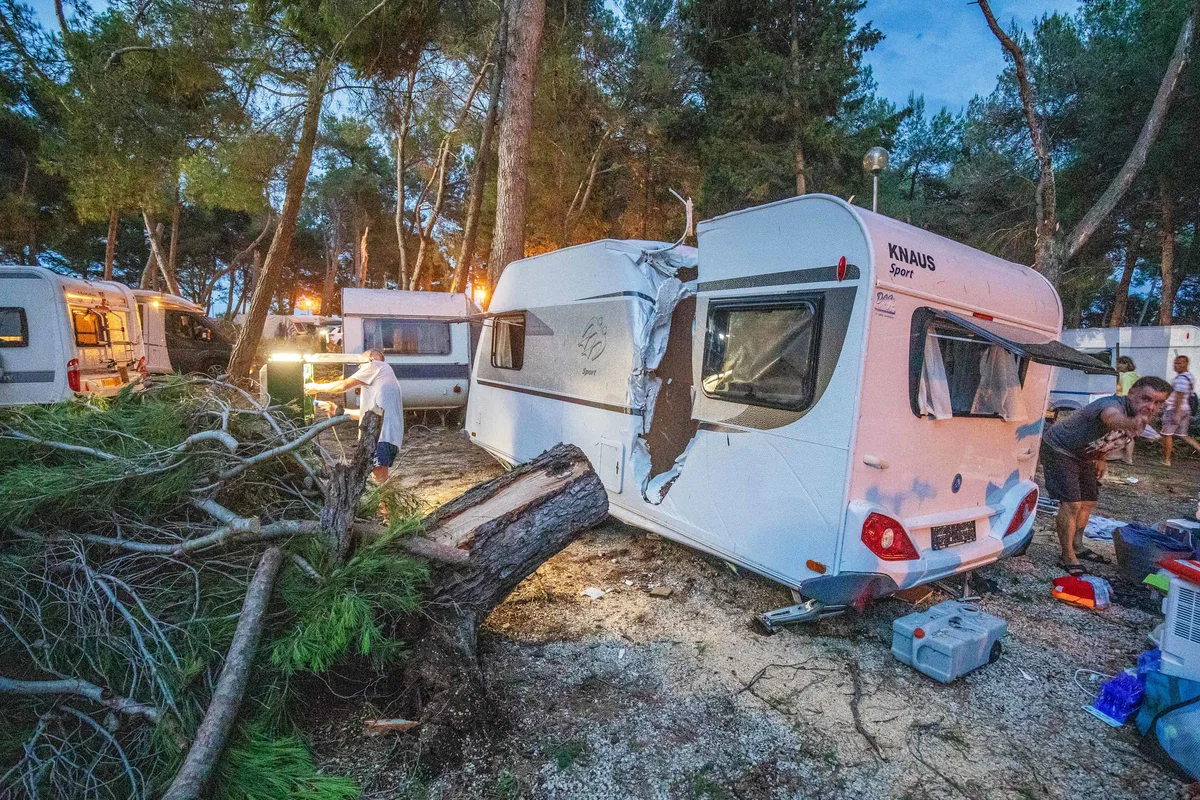FOTOGALERIJA: V Novigradu nadaljujejo sanacijo škode po neurju