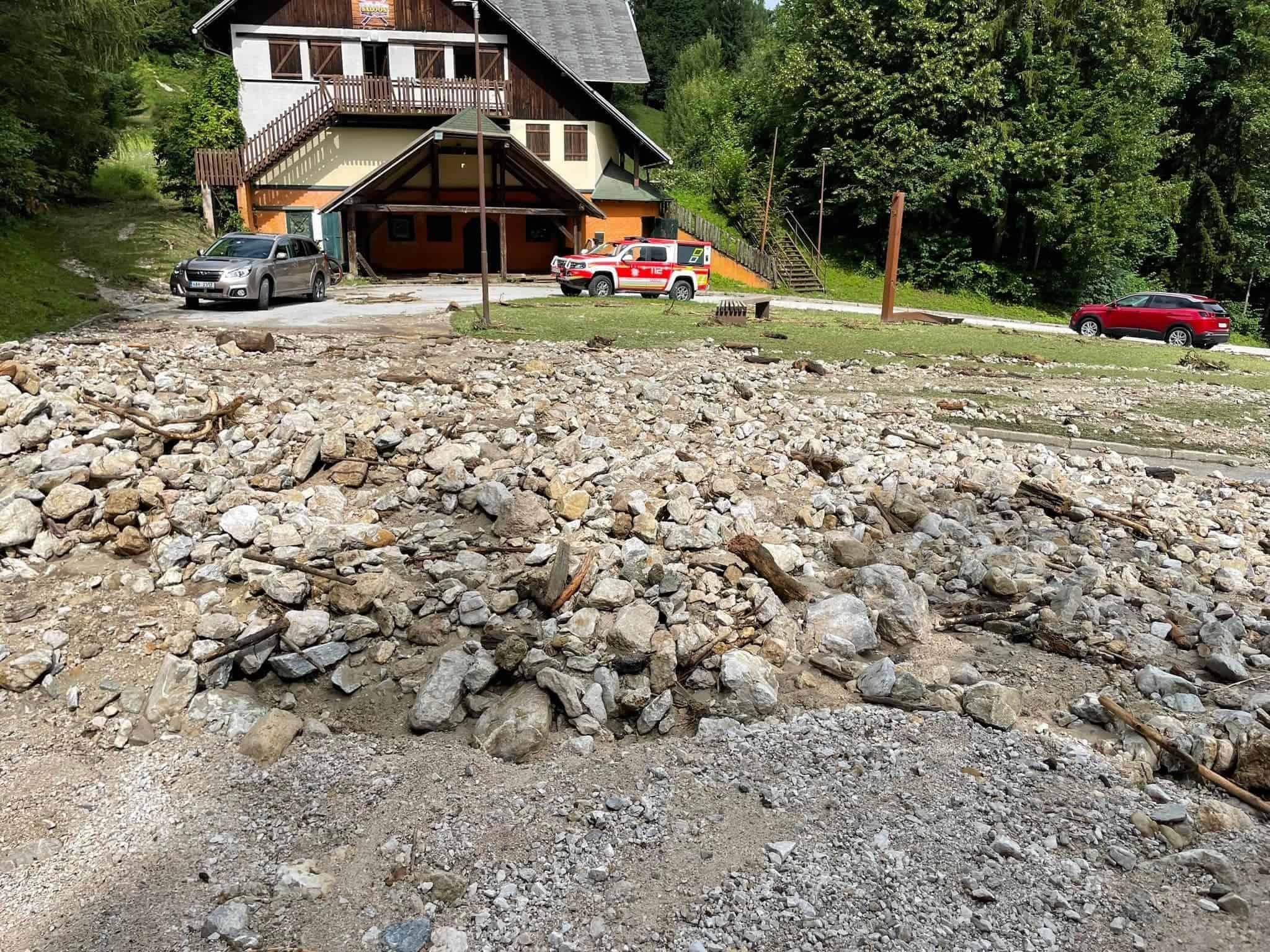 Obvestilo: Popolna zapora dveh cest na območju Podgore na Ravnah