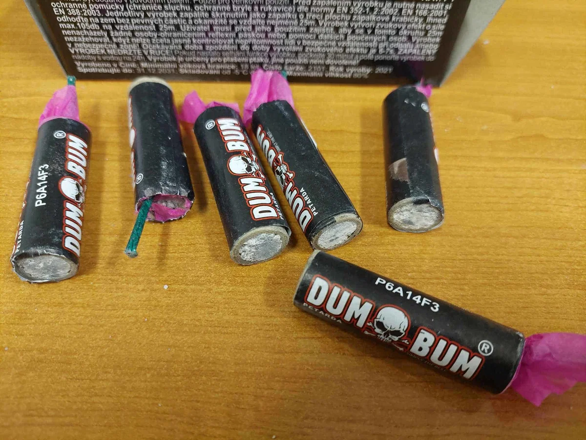 Policija mladoletniku zasegla večjo količino petard