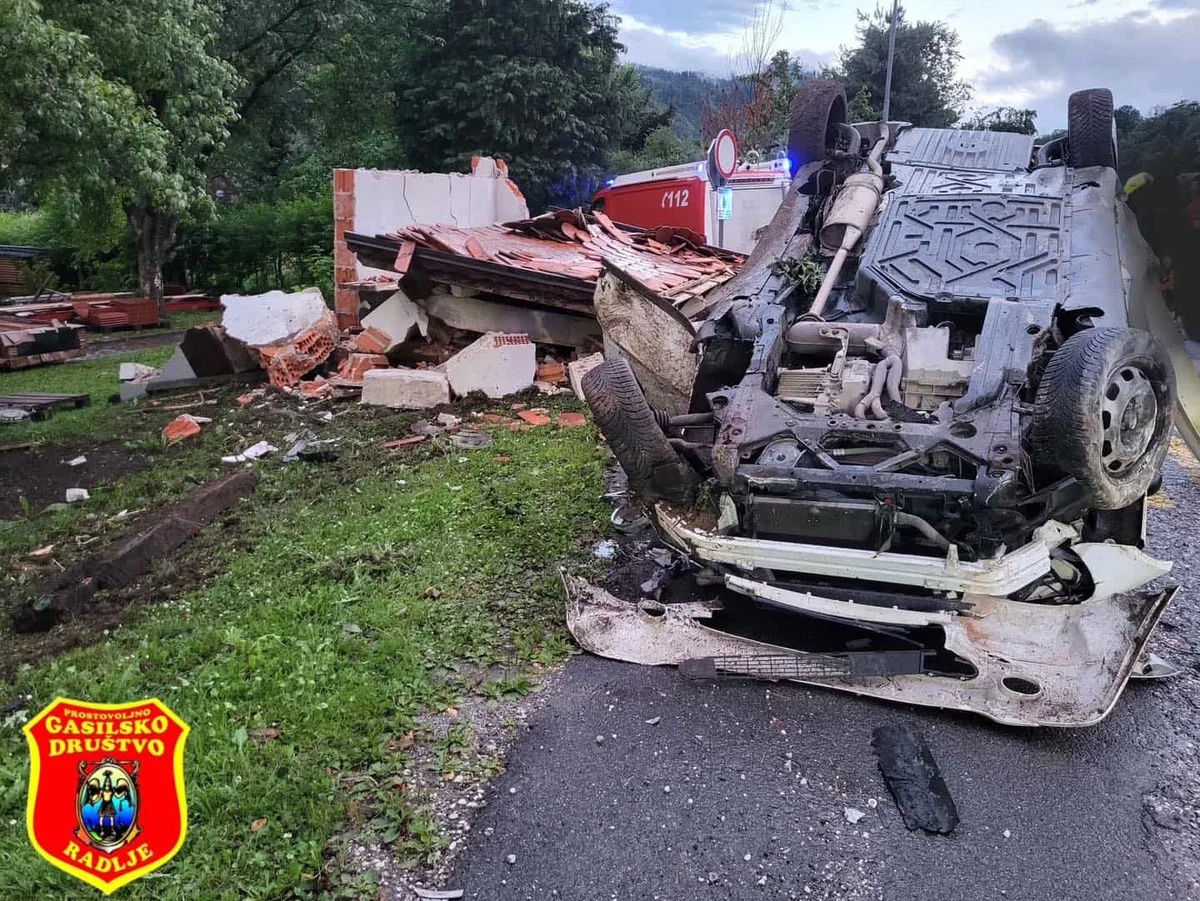 V Gortini osebno vozilo trčilo v avtobusno postajališče