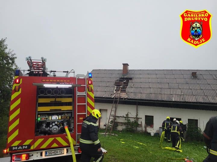 Zaradi udara strele zagorela stanovanjska hiša na območju Radelj ob Dravi