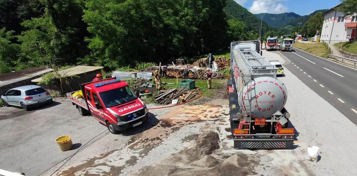 Na območju Podvelke iz tovornega vozila steklo 300 litrov goriva