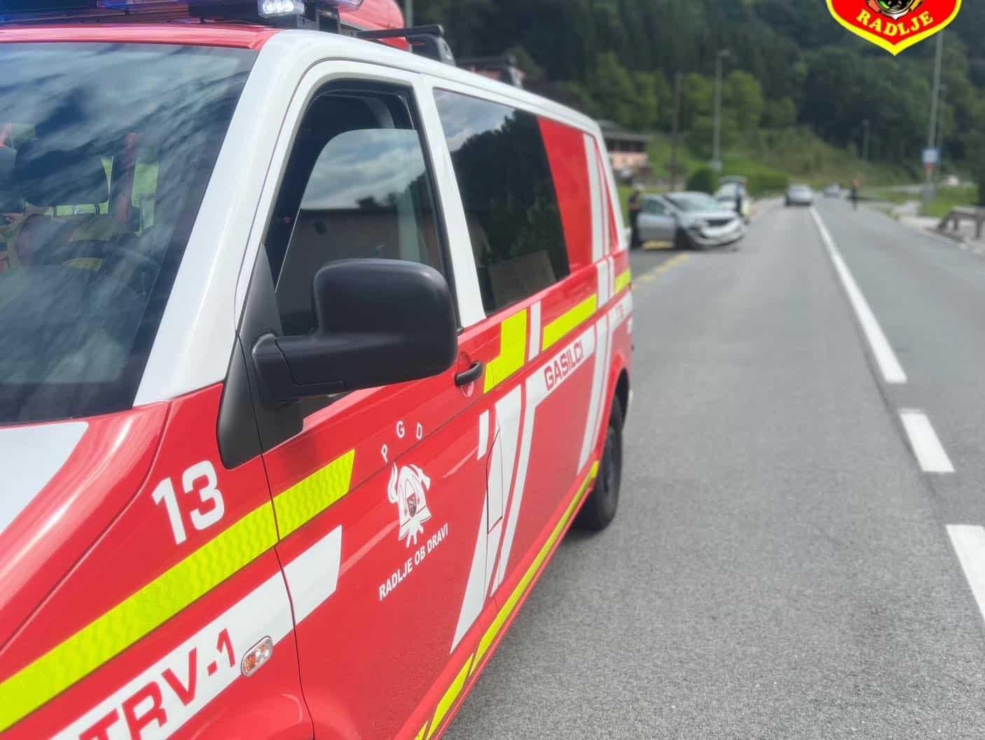 Na Muti trčili osebni vozili. Eno osebo prepeljali v bolnišnico