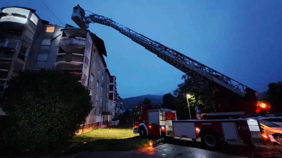 FOTO: Posledice nočnega neurja na Ravnah