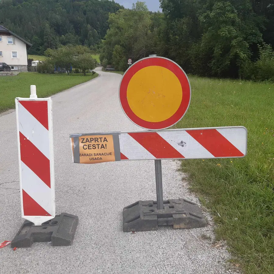 Zaradi udora zaprta cesta Jenina - Graška Gora