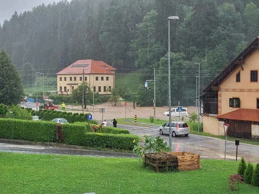 FOTO in VIDEO: Včerajšnje neurje na Koroškem skozi objektiv gasilcev