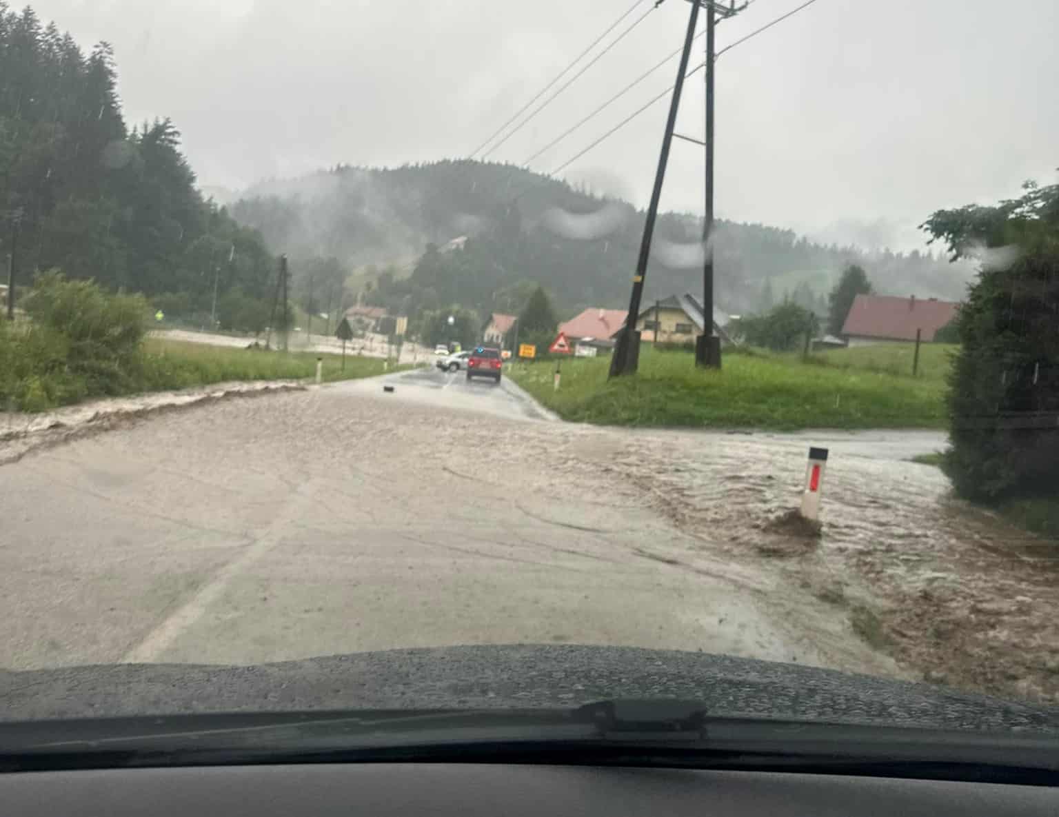 FOTO: Na relaciji Slovenj Gradec - Ravne je cesta na Selah slabo prevozna