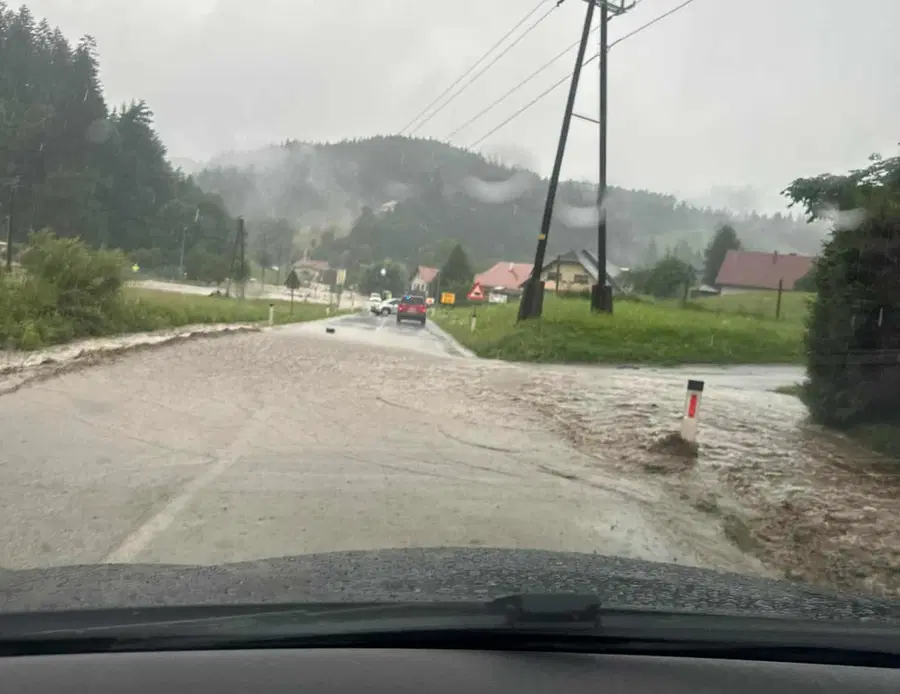 FOTO: Na relaciji Slovenj Gradec - Ravne je cesta na Selah slabo prevozna