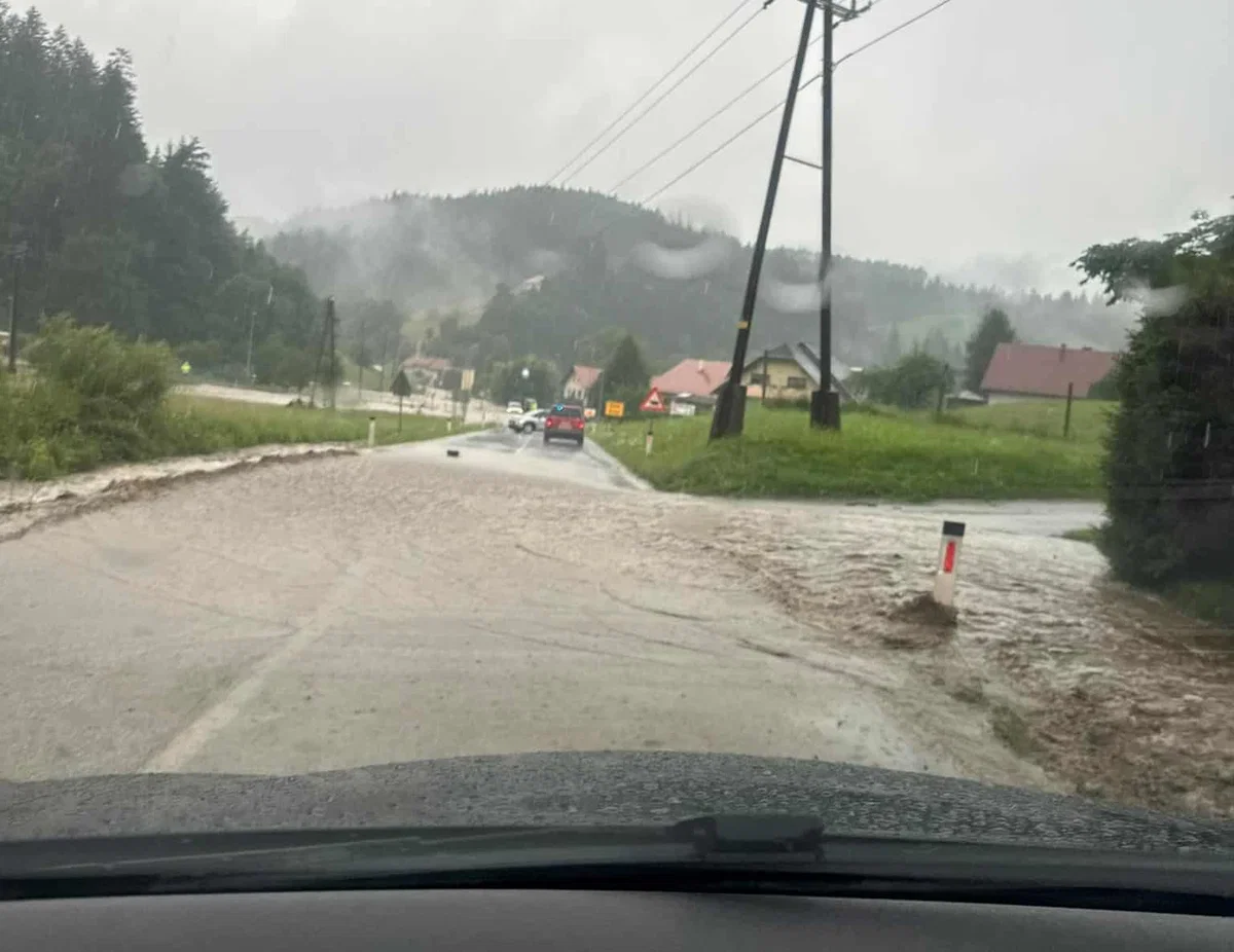 FOTO: Na relaciji Slovenj Gradec - Ravne je cesta na Selah slabo prevozna