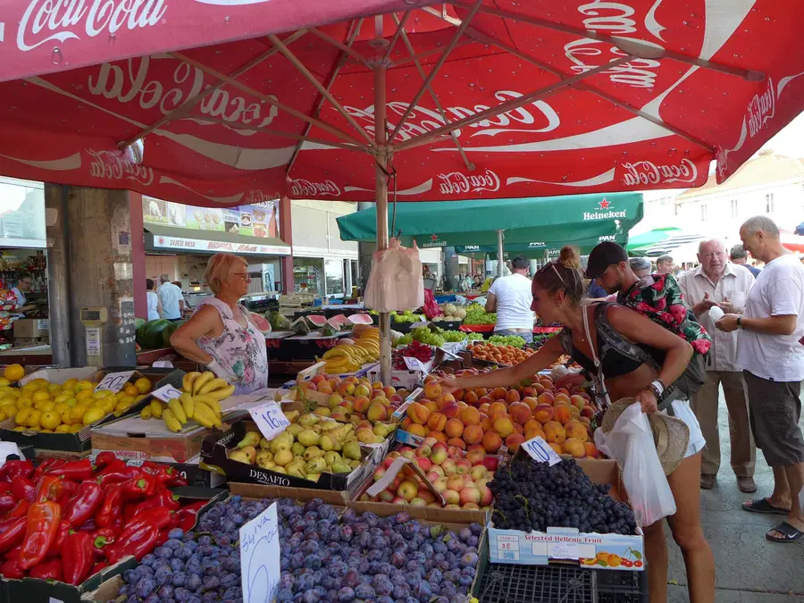 Najvišje cene zelenjave in sadja na tržnici v Rovinju, visoke tudi drugod na hrvaški obali