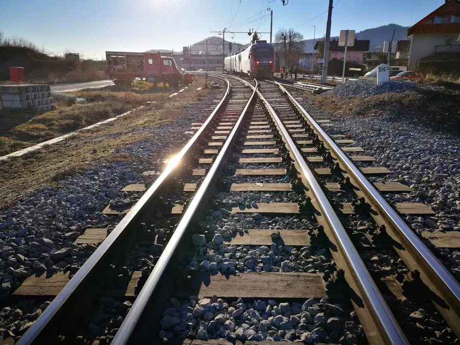 Po ujmi postopno odpiranje koroške železniške proge, škode za več milijonov