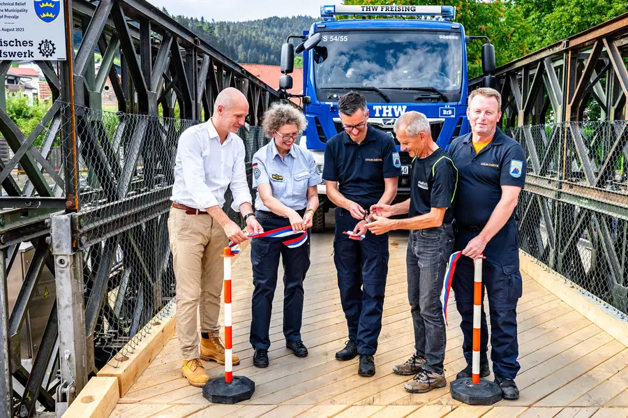 VIDEO in FOTO: Na Prevaljah slavnostno otvorili prvi postavljeni montažni most