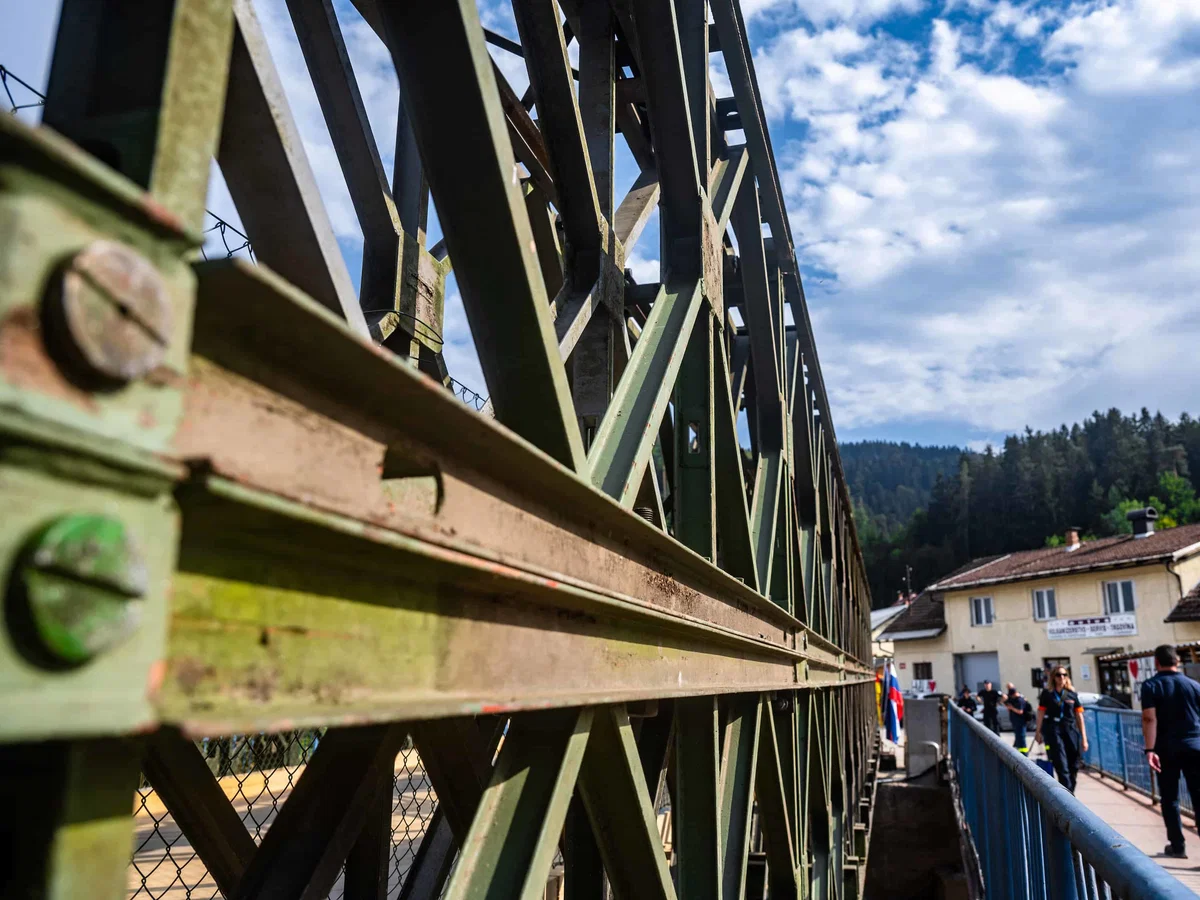 V Mežici postavili tretji montažni most, črnjansko krožišče bo spet z asfaltom