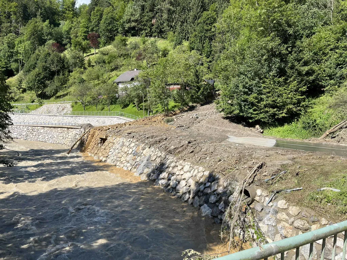 VIDEO: Takšna je cesta med Poljano in Mežico, ki je še vedno zaprta