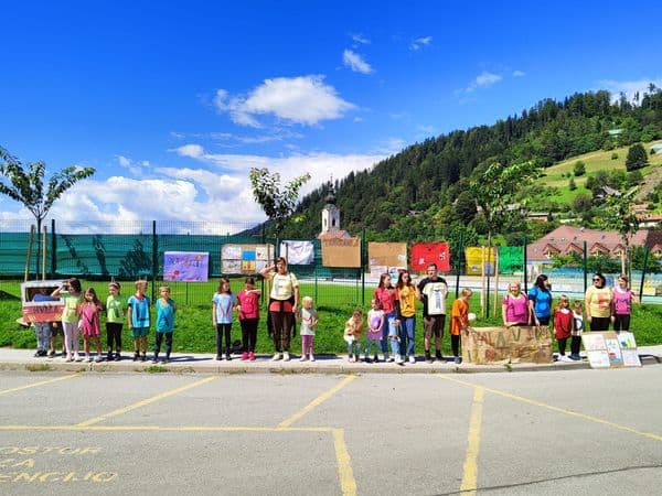 Otroci v Dravogradu ustvarili ganljive risbice v podporo gasilcem in vojakom