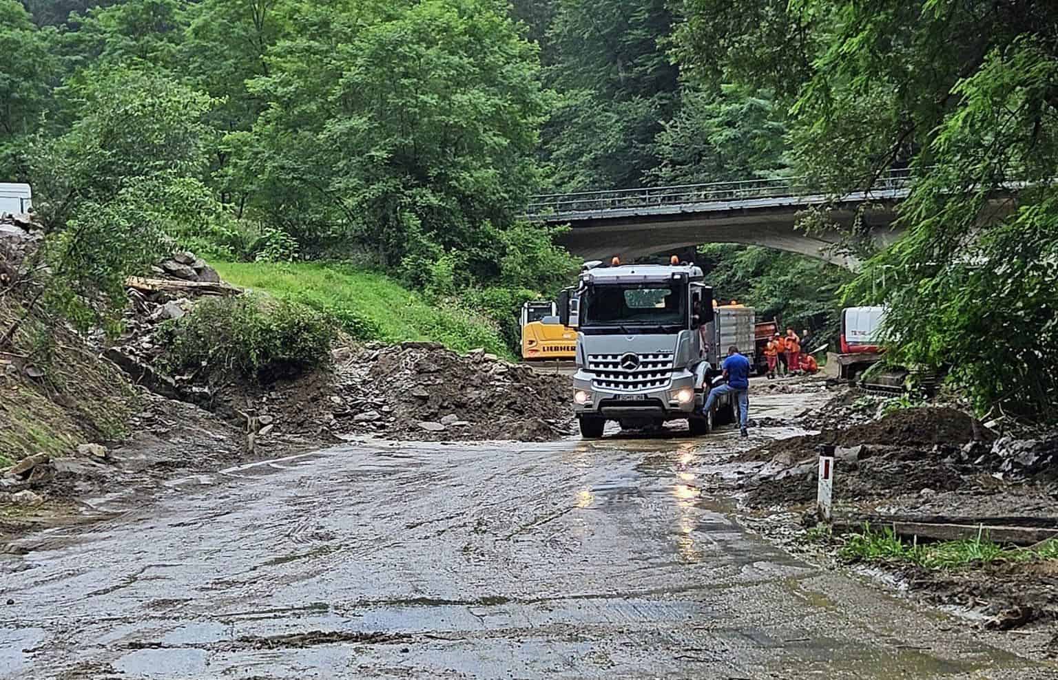 Kmalu promet po Mežiški dolini za vsa vozila, v Mežici voda iz pip pitna