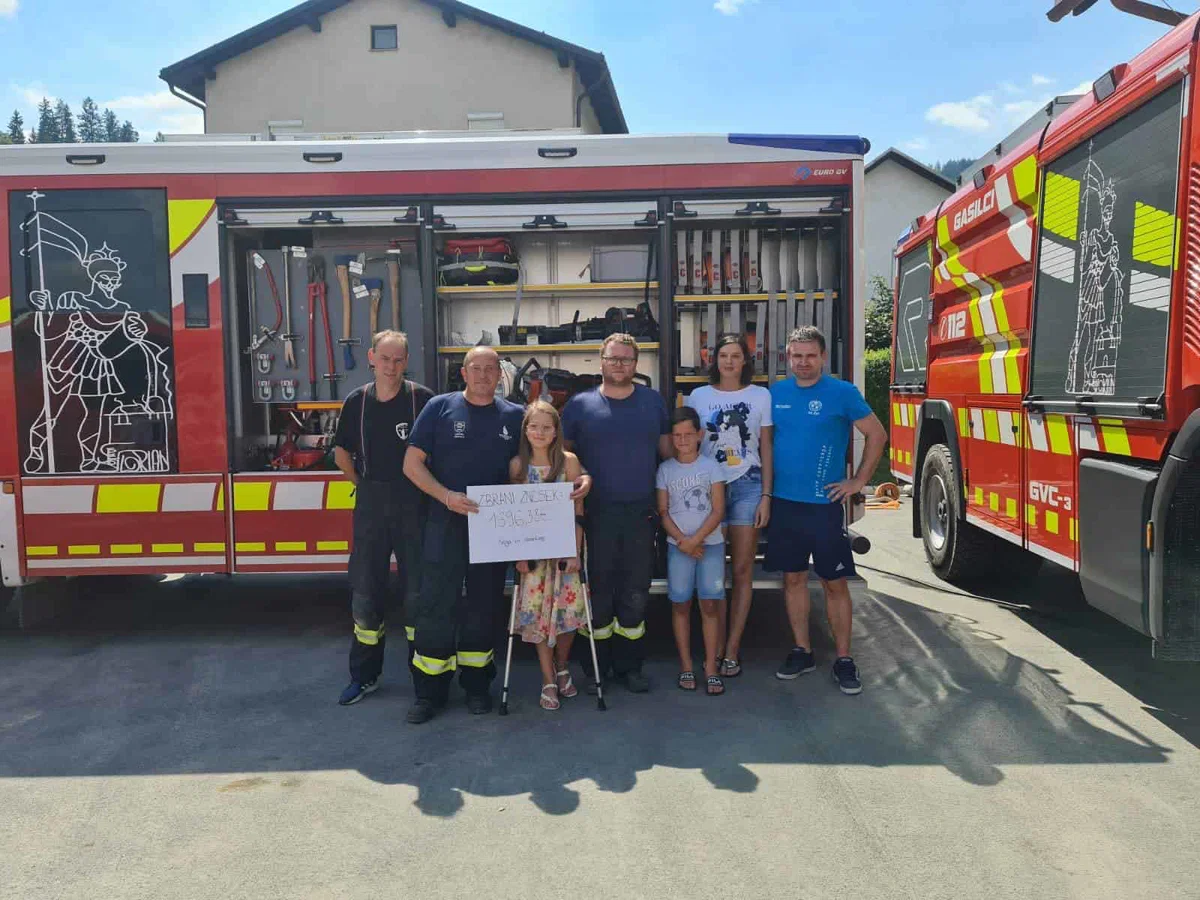 Naja s sredstvi, zbranimi s prodajo zapestnic, razveselila PGD Prevalje