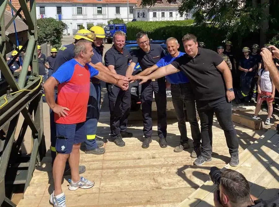 V Mežici in na Prevaljah po več kot tednu dni spet možen promet čez reko Mežo