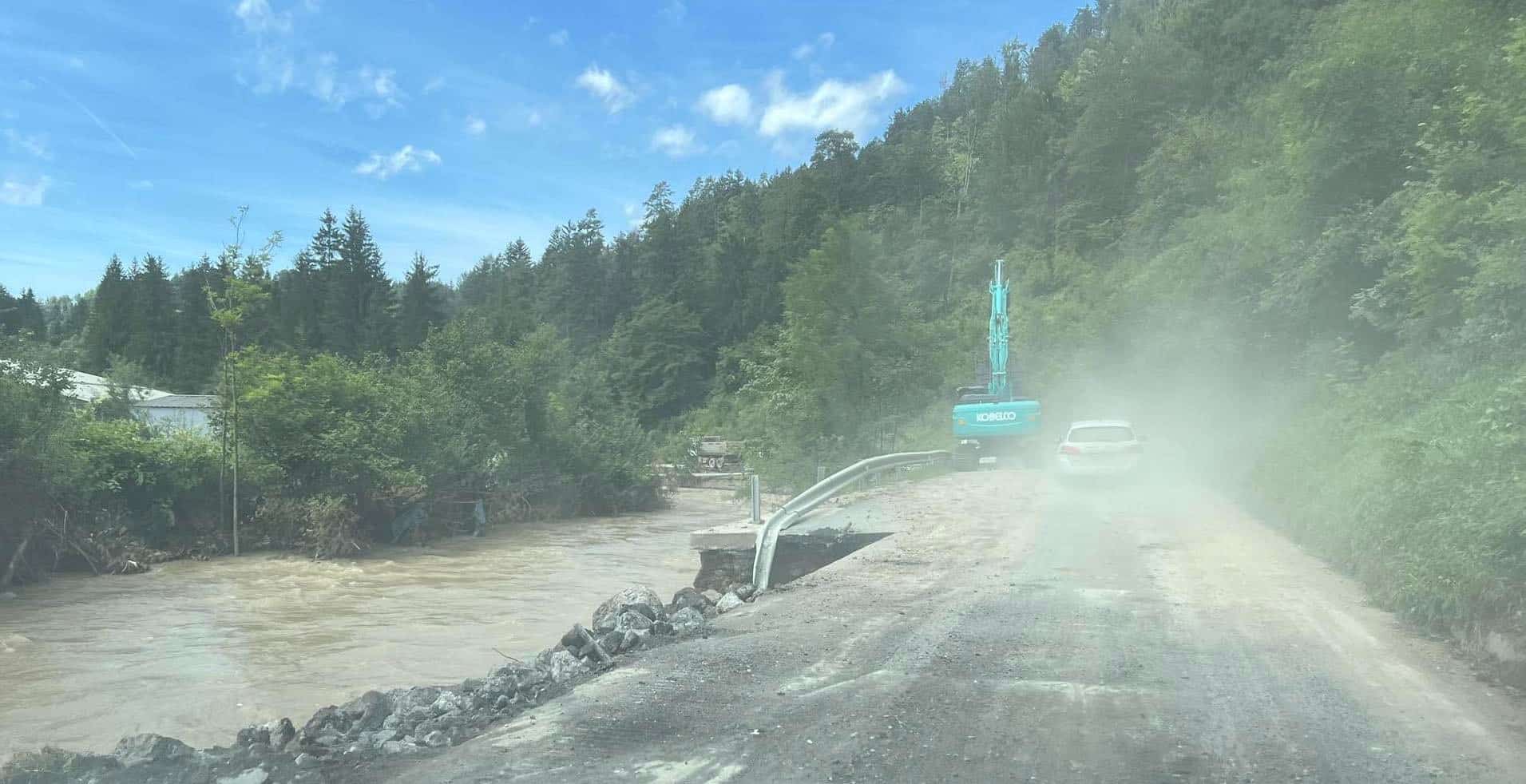 Promet je znova stekel na cesti Poljana - Mežica