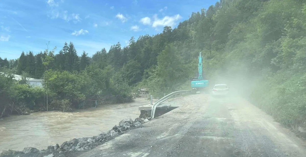 Promet je znova stekel na cesti Poljana - Mežica