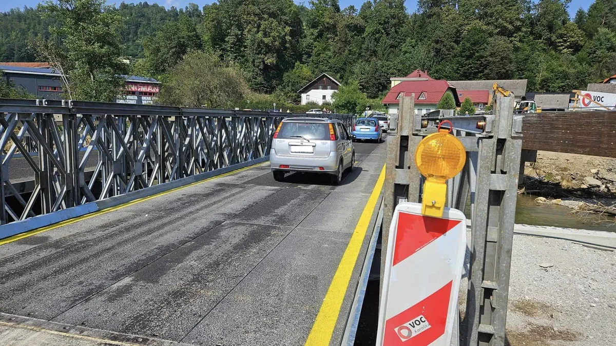Z avtomobilom zapeljal na podrt most v Otiškem Vrhu
