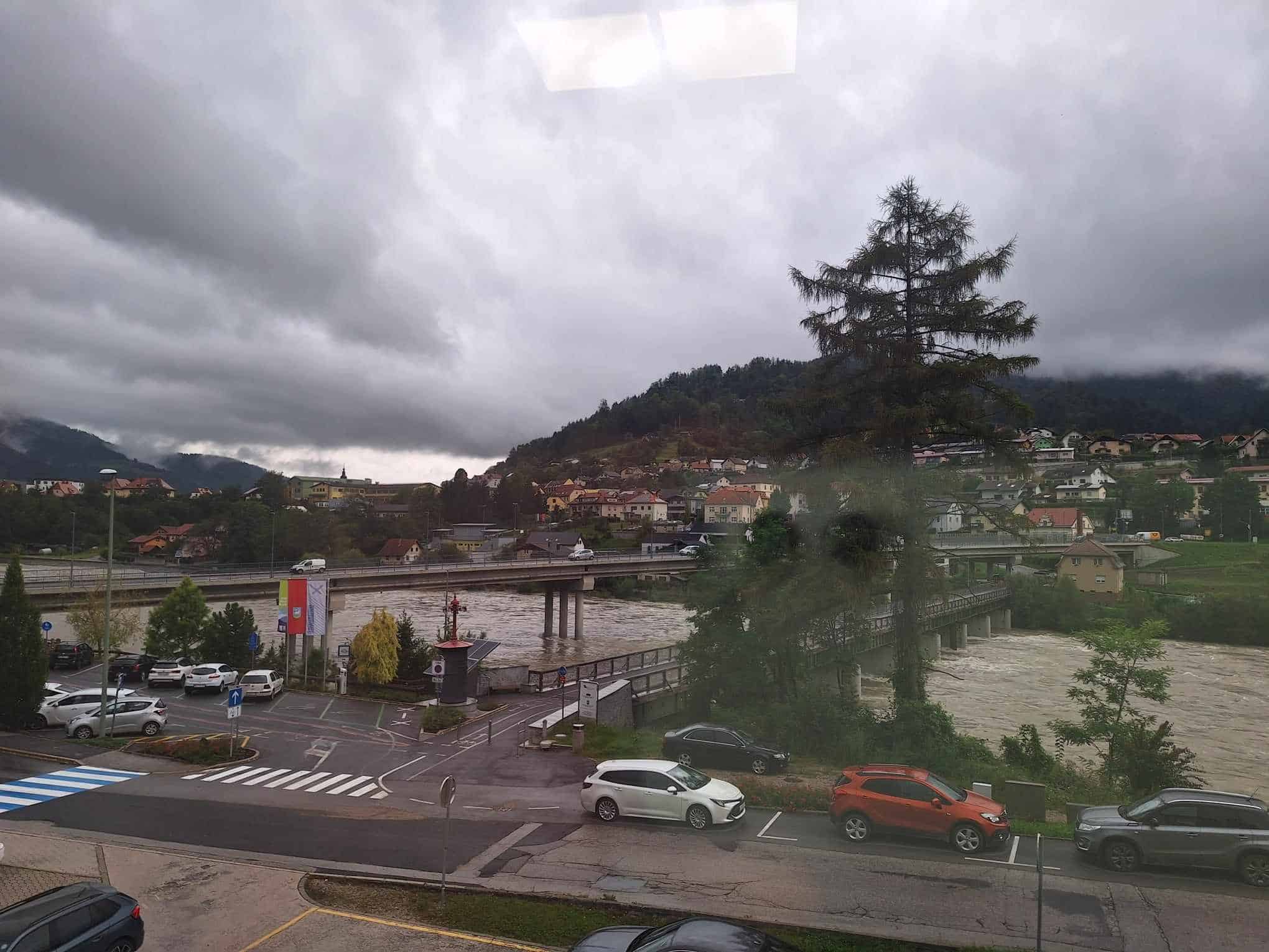 Popoldne in zvečer naj bi močneje narasli pritoki Drave