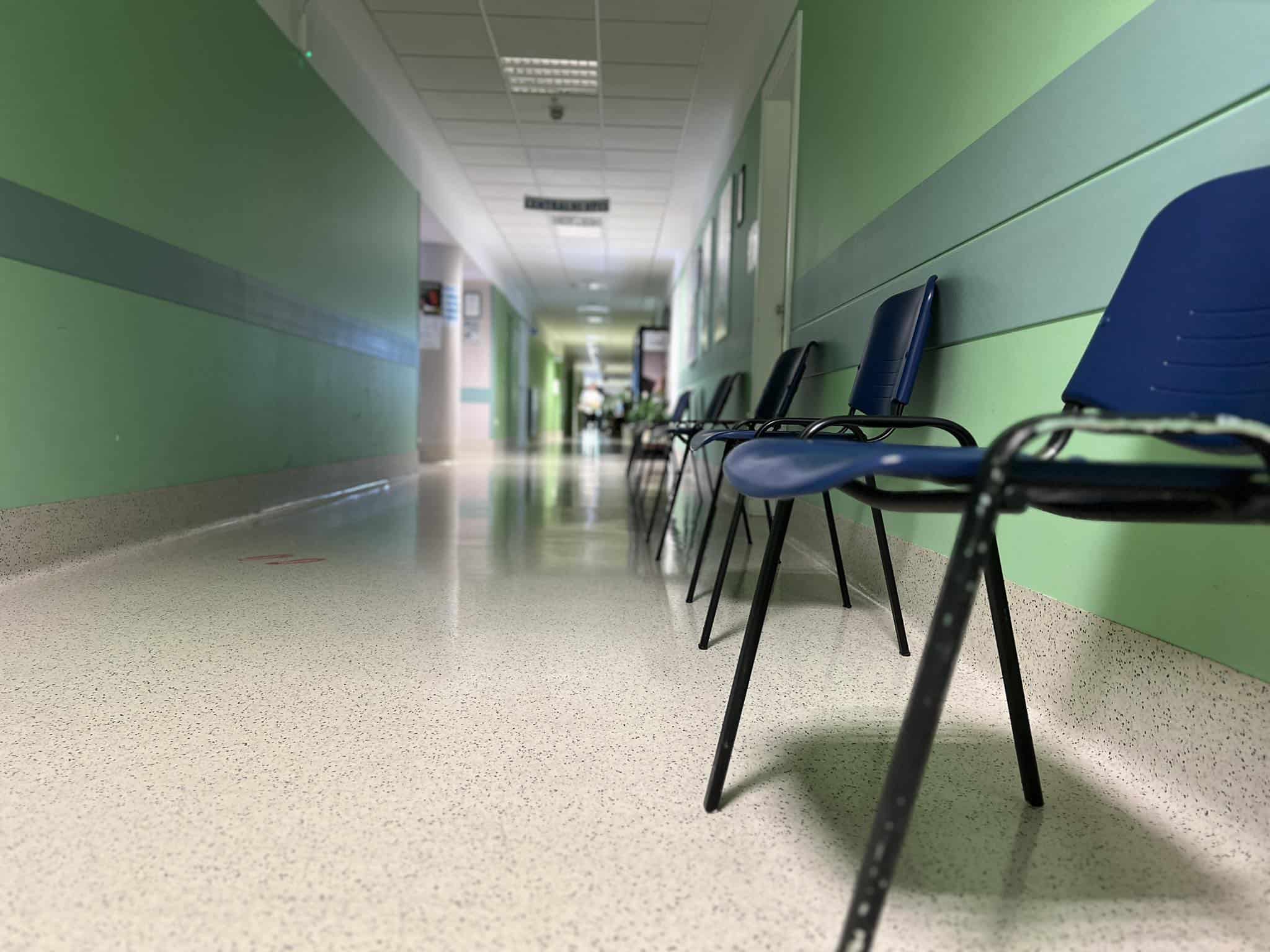 Novi pravilnik statistično skrajšal število nedopustno dolgo čakajočih