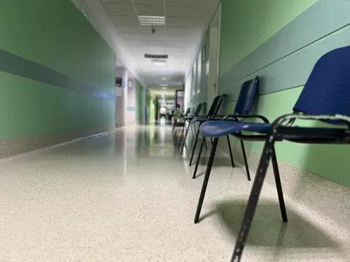 Novi pravilnik statistično skrajšal število nedopustno dolgo čakajočih