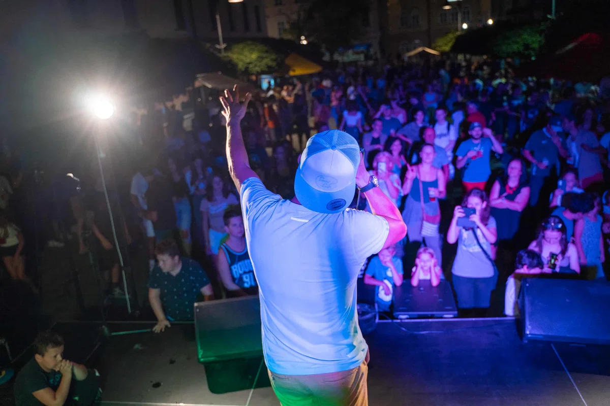 FOTO: Na dobrodelnem koncertu Boom Living Room vol. 13 zbrali več kot 2.000 € za prizadete v poplavah