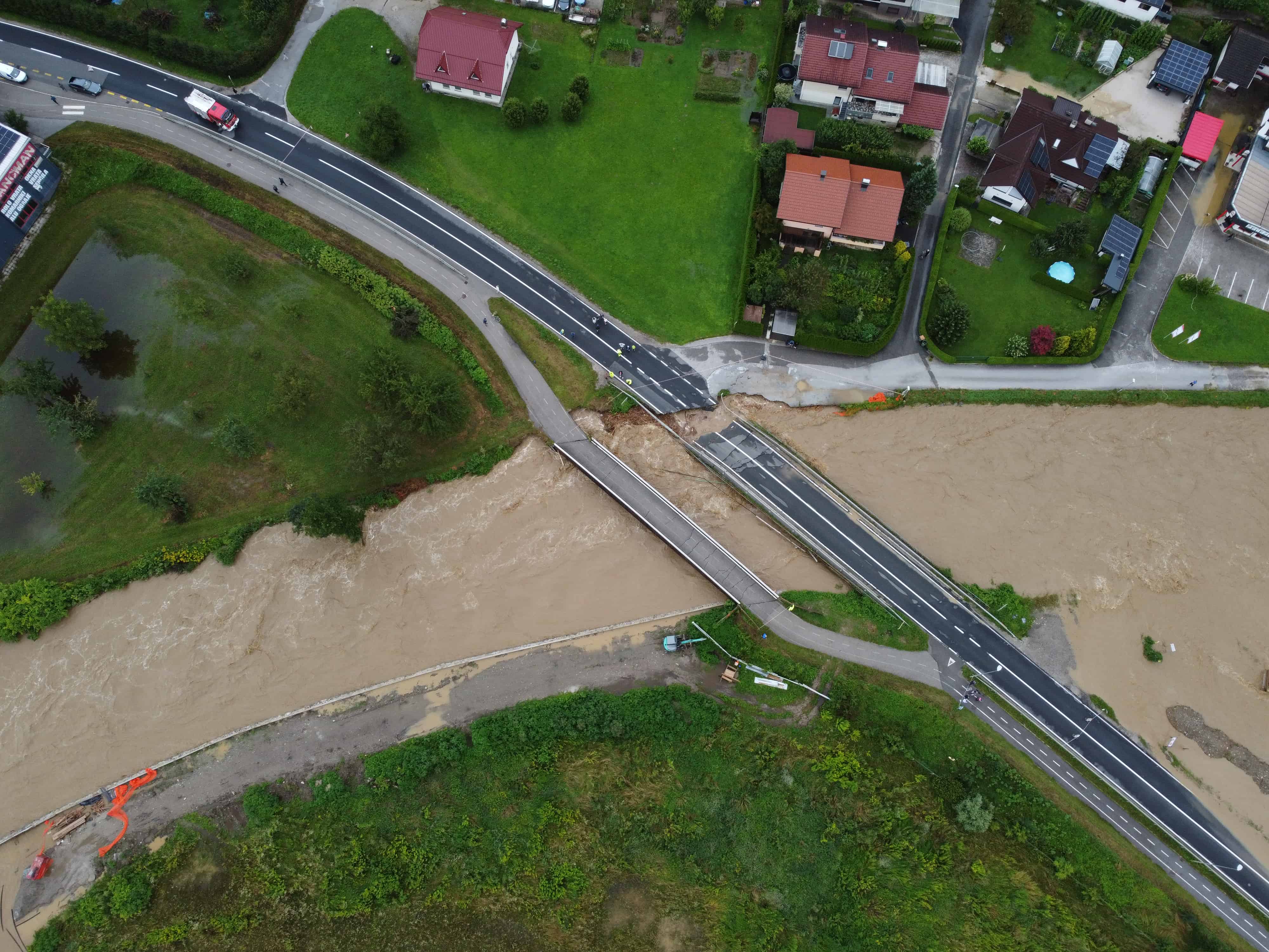 Številne ceste na Koroškem zaprte - aktualni podatki