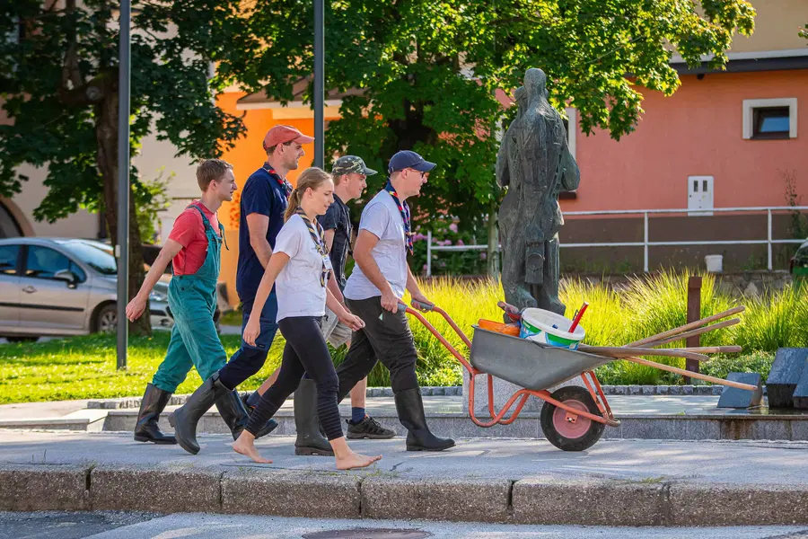 Po podatkih civilne zaščite danes pri sanaciji po poplavah pomaga približno 3000 prostovoljcev