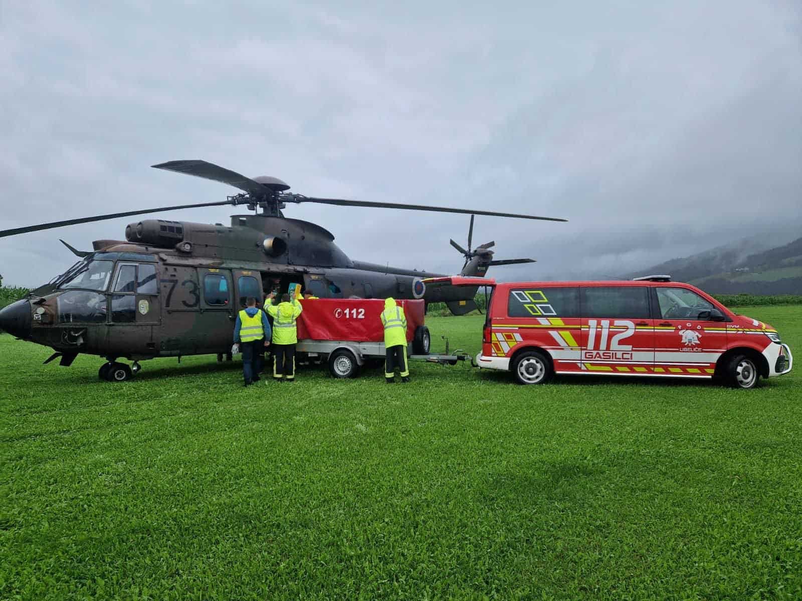 Na Koroško danes še okrepljena helikopterska pomoč, skrb zbujajo plazovi