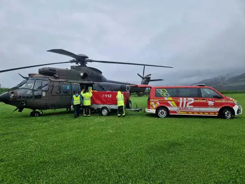 Na Koroško danes še okrepljena helikopterska pomoč, skrb zbujajo plazovi