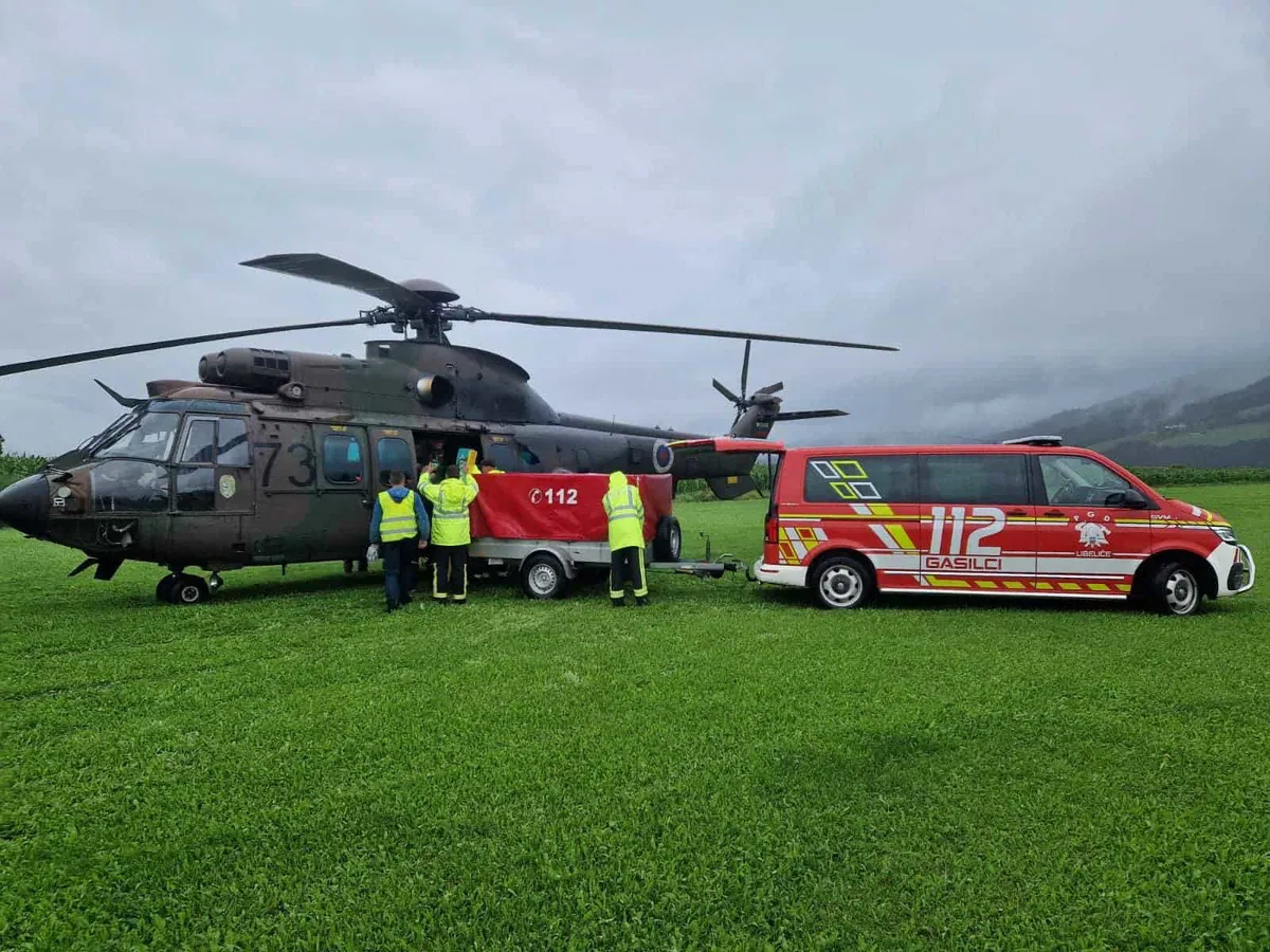 Na Koroško danes še okrepljena helikopterska pomoč, skrb zbujajo plazovi