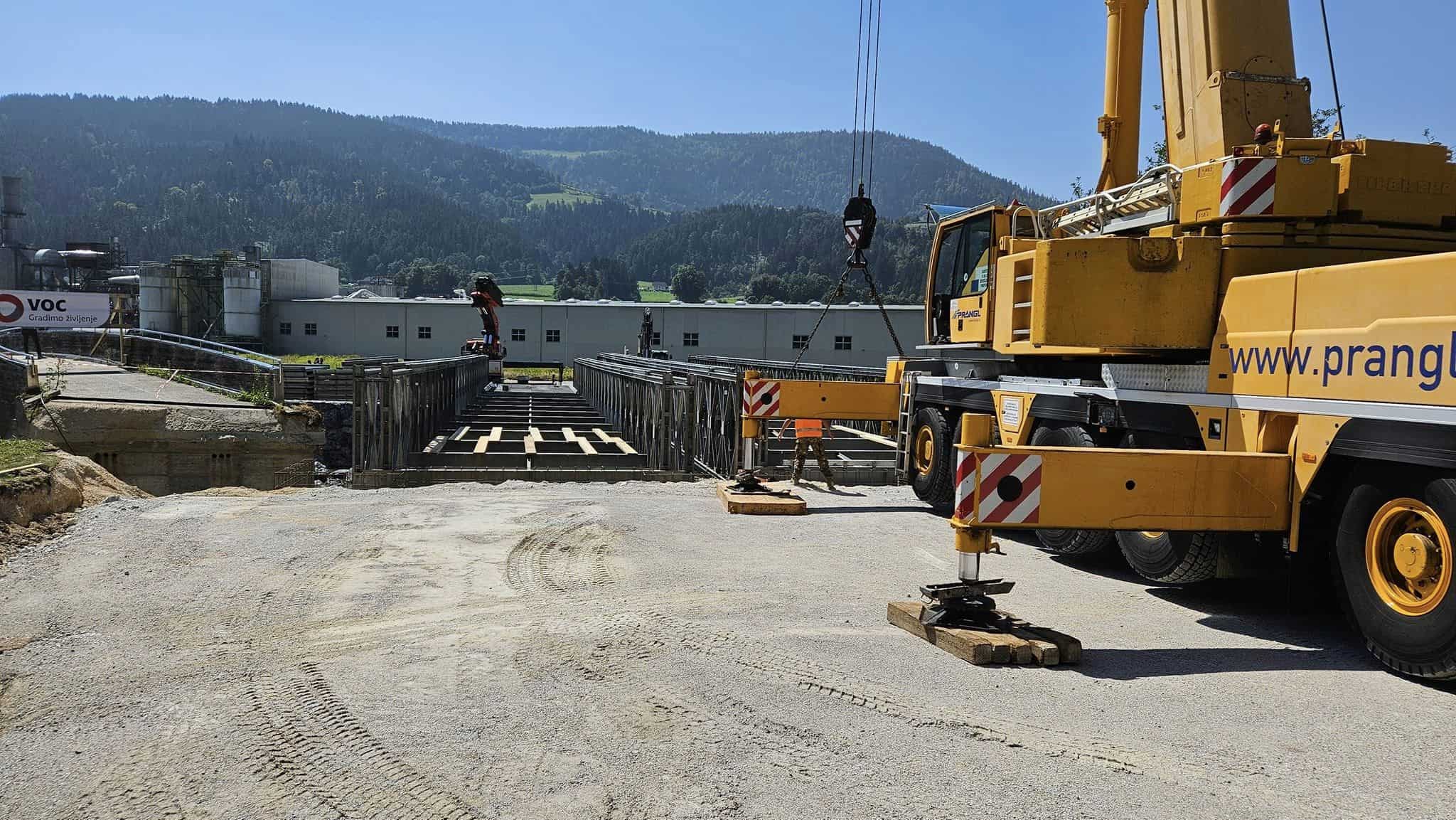 V Otiškem Vrhu most čez Mislinjo hitro napreduje