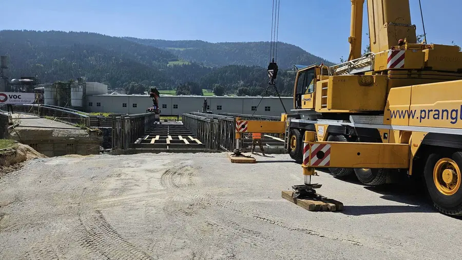 V Otiškem Vrhu most čez Mislinjo hitro napreduje