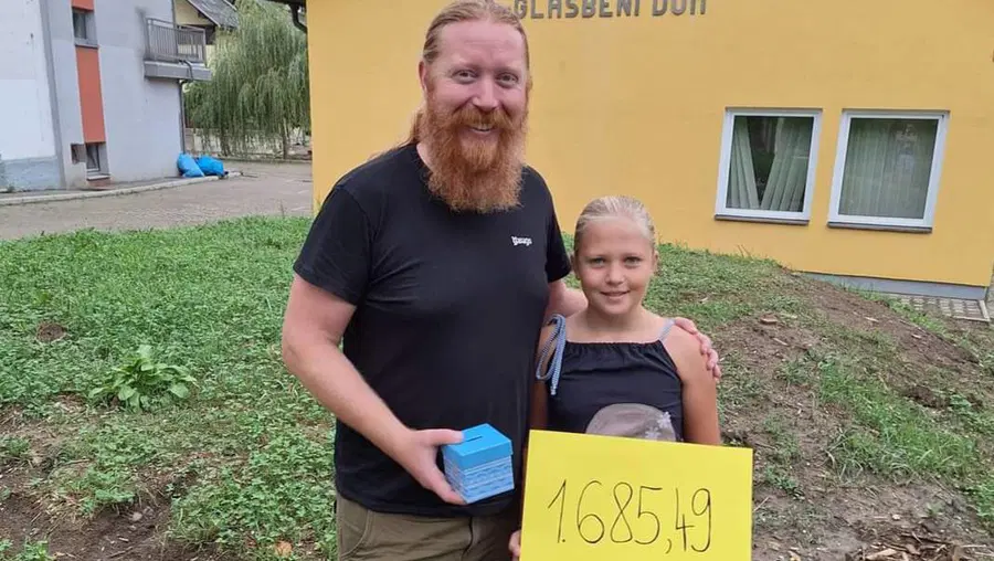 Srčna deklica Ela je s svojo dobrodelno gesto pomagala Pihalnemu orkestru železarjev Ravne