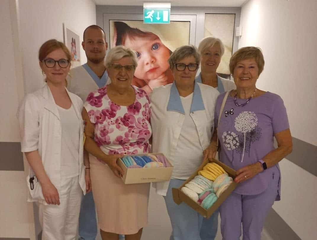 Pletenje volnenih kapic za novorojenčke - poslanstvo, ki povezuje in ustvarja toplino