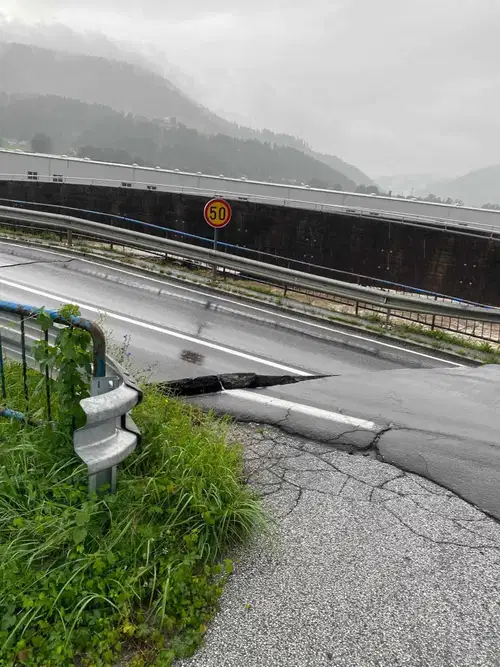Most Šentjanž-Otiški Vrh PORUŠEN: cesta neprevozna!