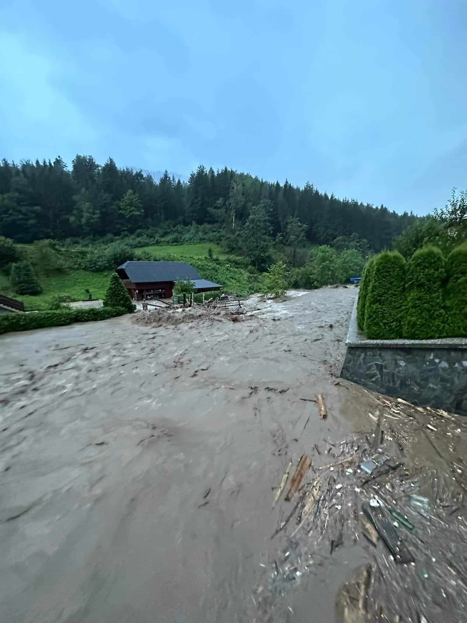 Stanje v Črni resno kot še nikoli: naselju grozi ogromen plaz, predvidena velika evakuacija