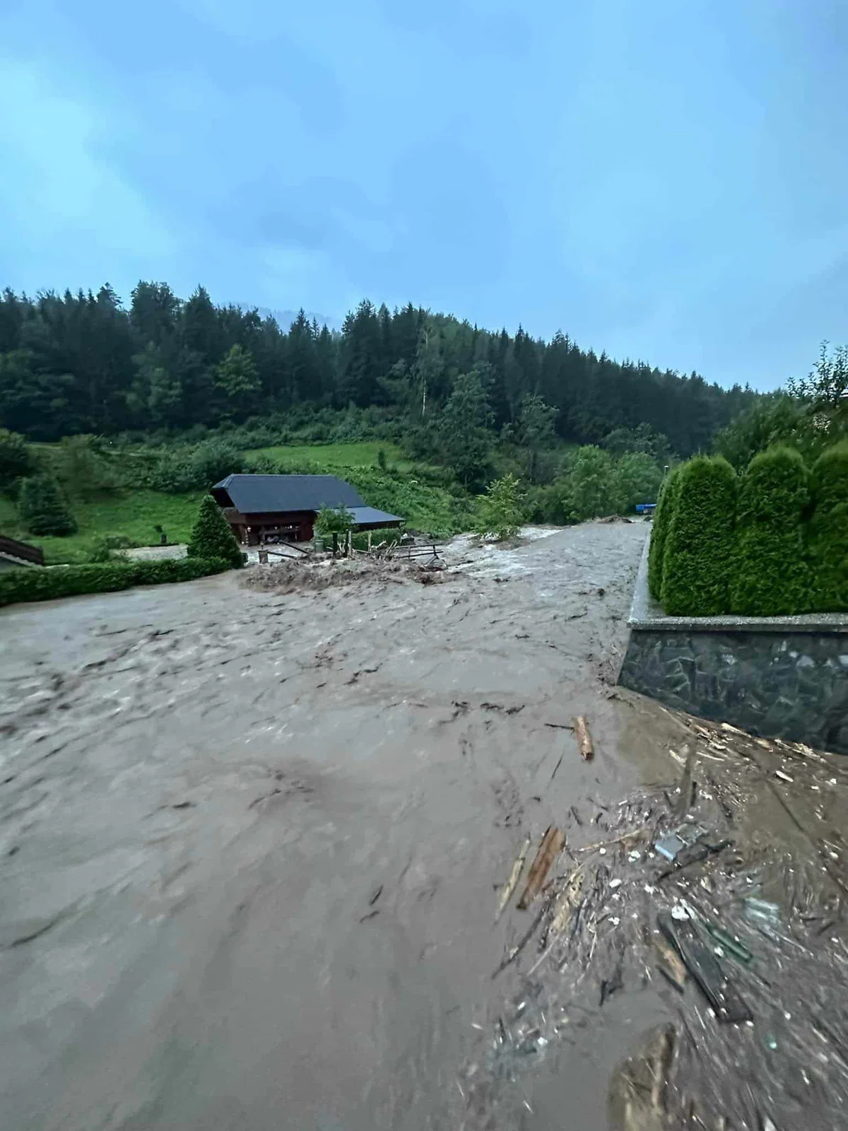 Stanje v Črni resno kot še nikoli: naselju grozi ogromen plaz, predvidena velika evakuacija